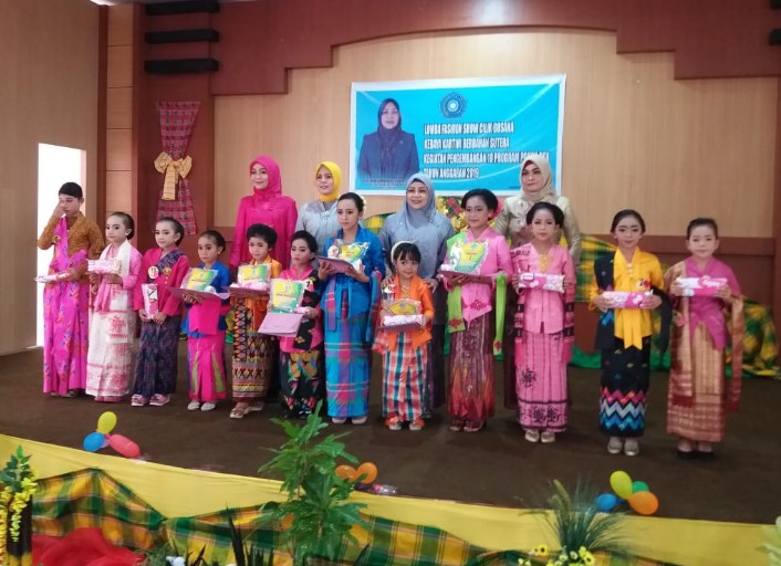 lomba hari kartini peragaan busana